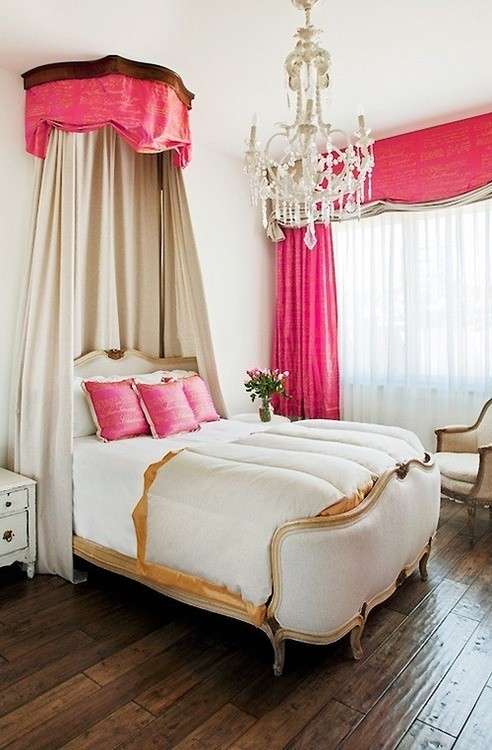 Camera bianca e rosa stile provenzale