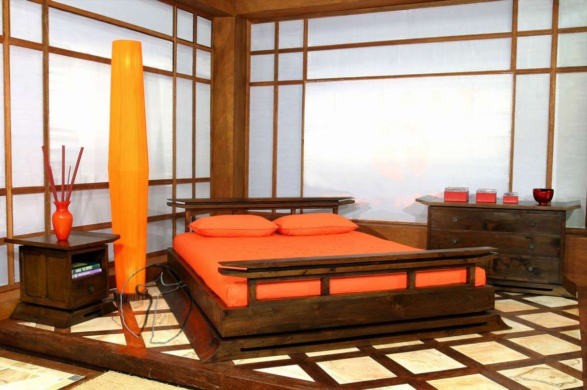 Camera con letto in legno