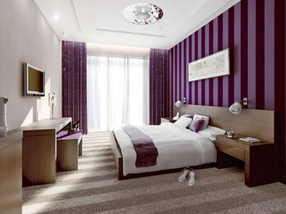 Camera con parete viola a righe