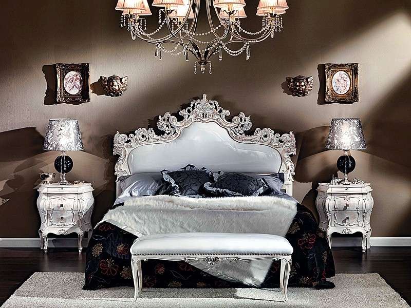 Camera da letto con mobili antichi