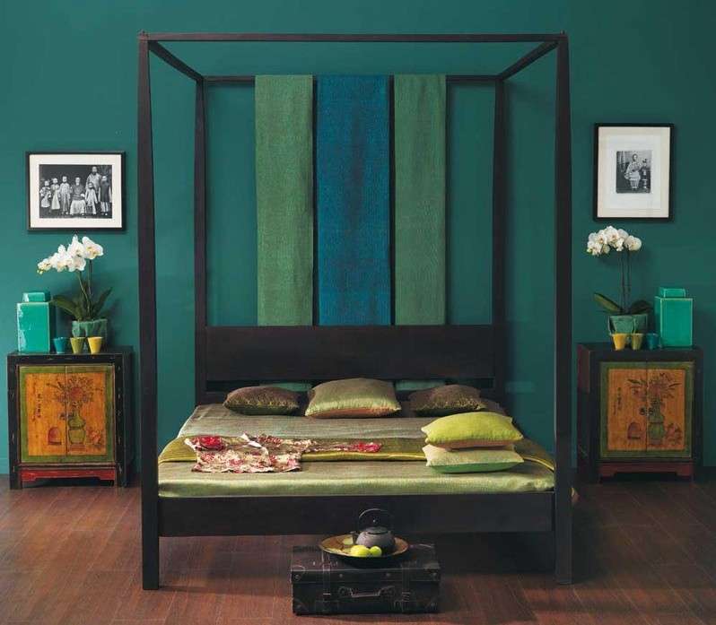 Camera da letto con parete smeraldo 