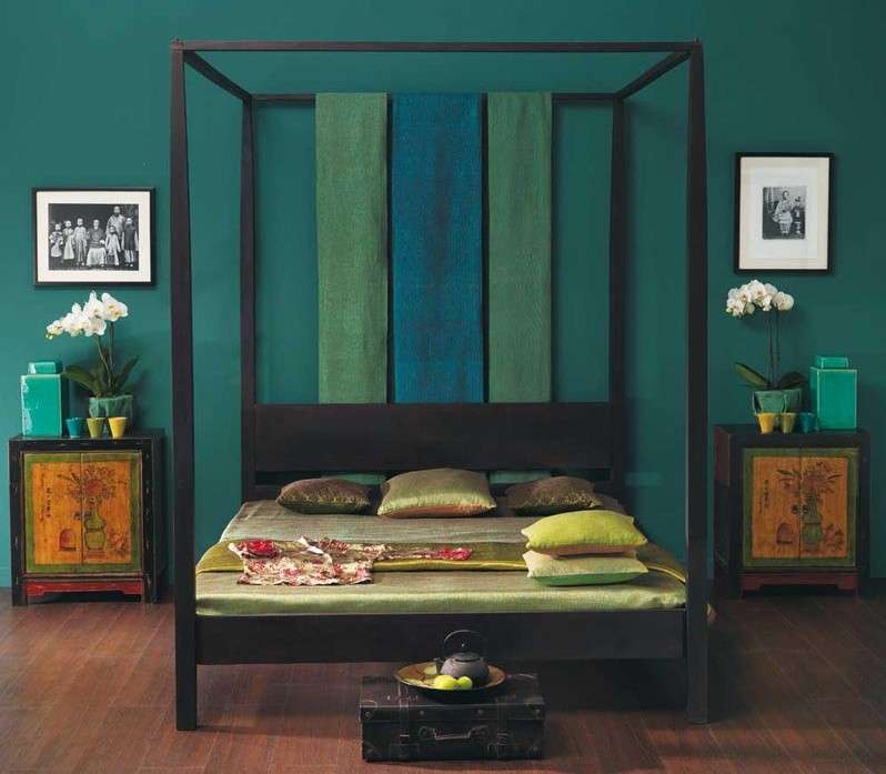 Camera da letto con parete smeraldo