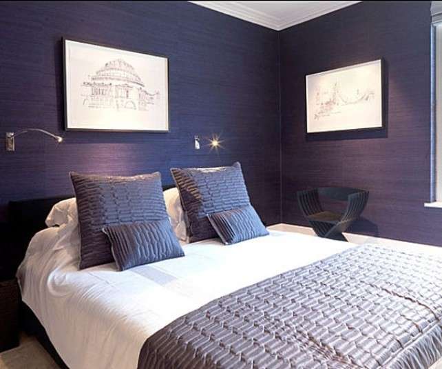 Camera da letto con quadri stilizzati