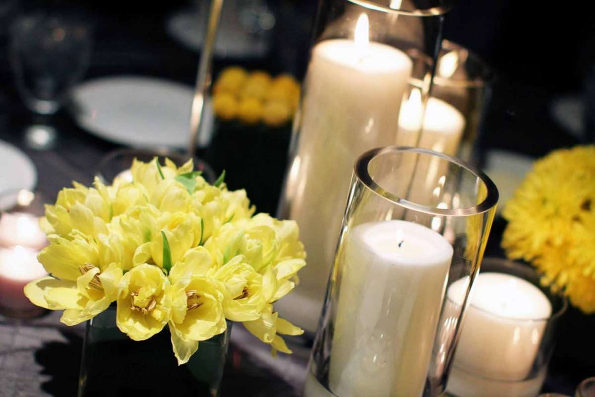 Candele e fiori per la tavola della festa