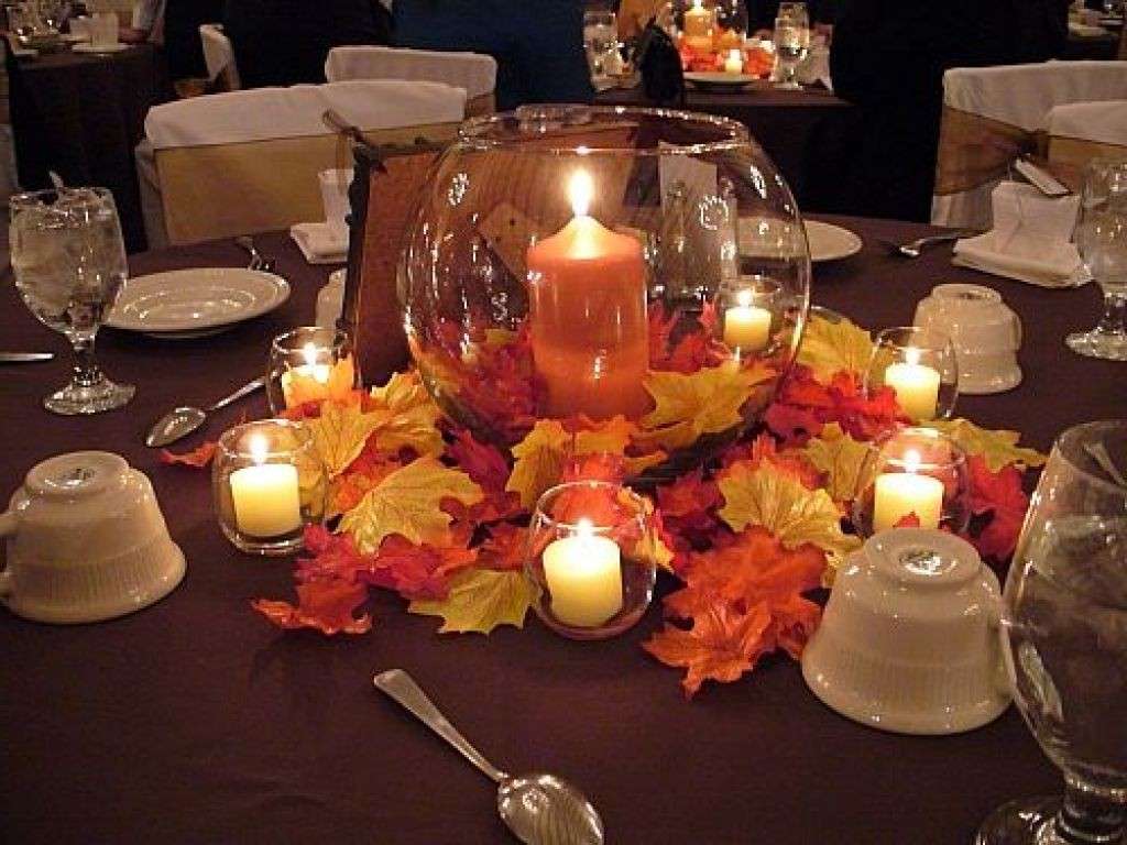 Candele e foglie per apparecchiare