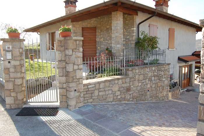 Casa con rivestimenti classici