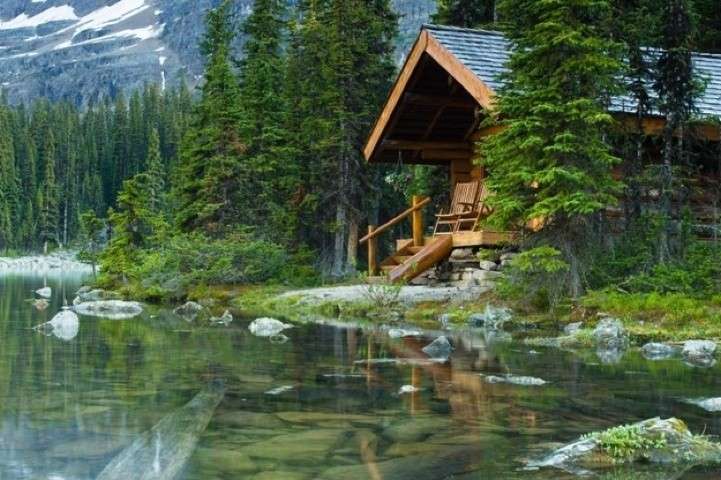 Casa di legno a bordo lago