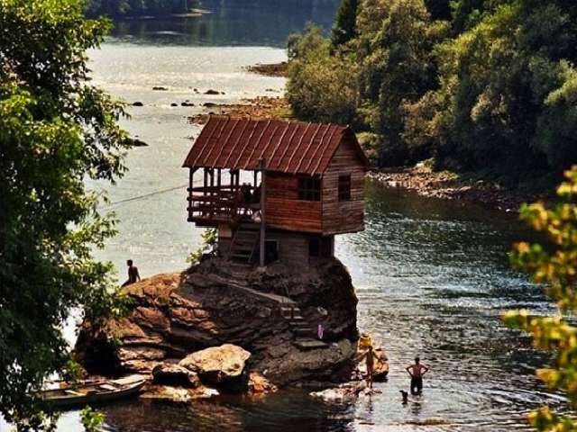 Casa di legno sul fiume Drina