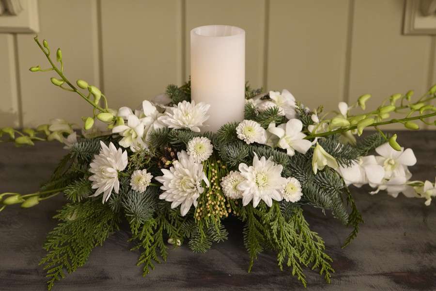 Centrotavola con candela e fiori