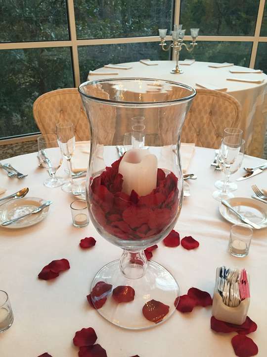 Centrotavola con candela e petali