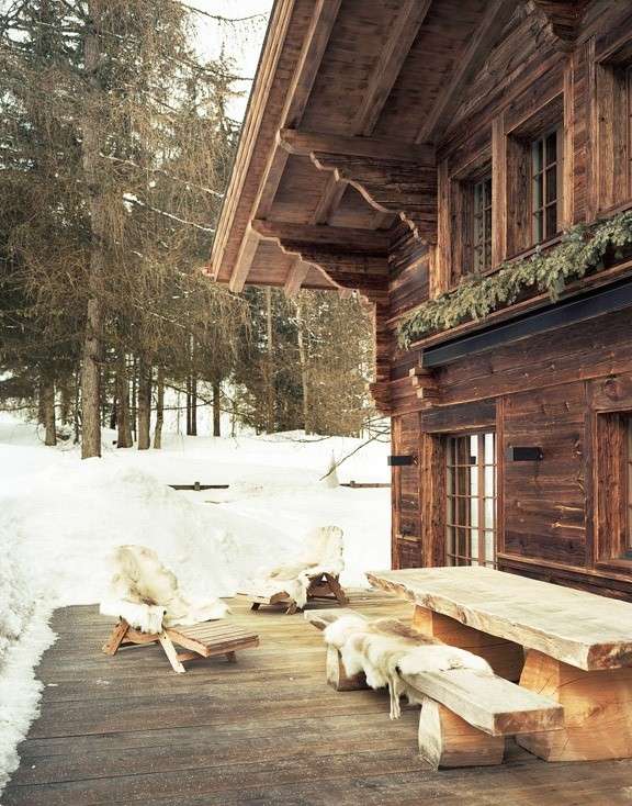 Chalet di legno sulla neve