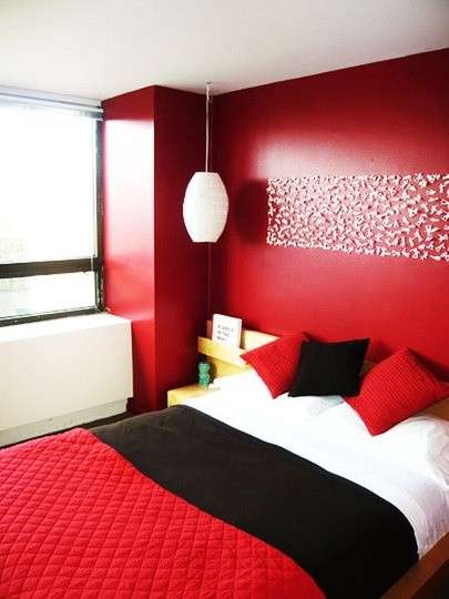 Colore parete camera da letto rosso con disegni