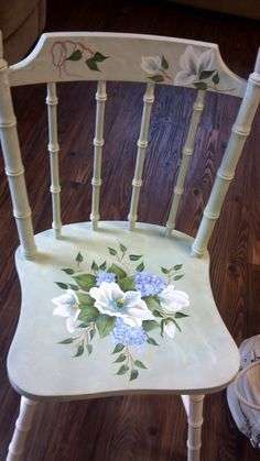 Come dipingere una sedia in stile shabby chic