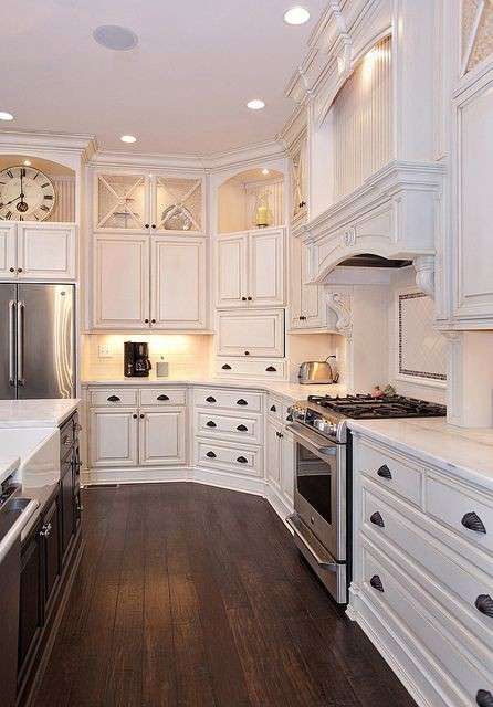 Cucina ad angolo luminosa