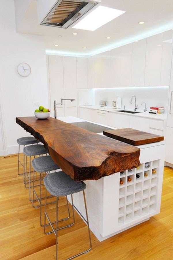 Cucina bianca con asse in legno