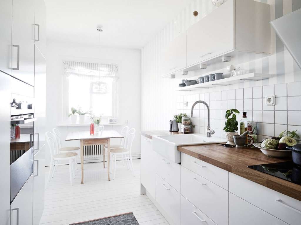 Cucina bianca con pareti a righe