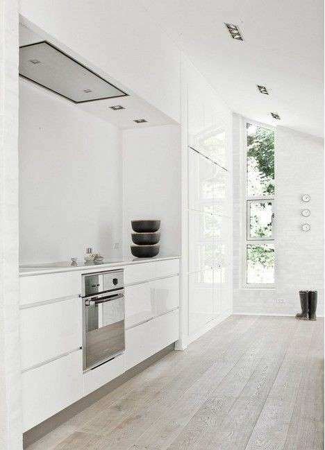 Cucina bianca con parquet