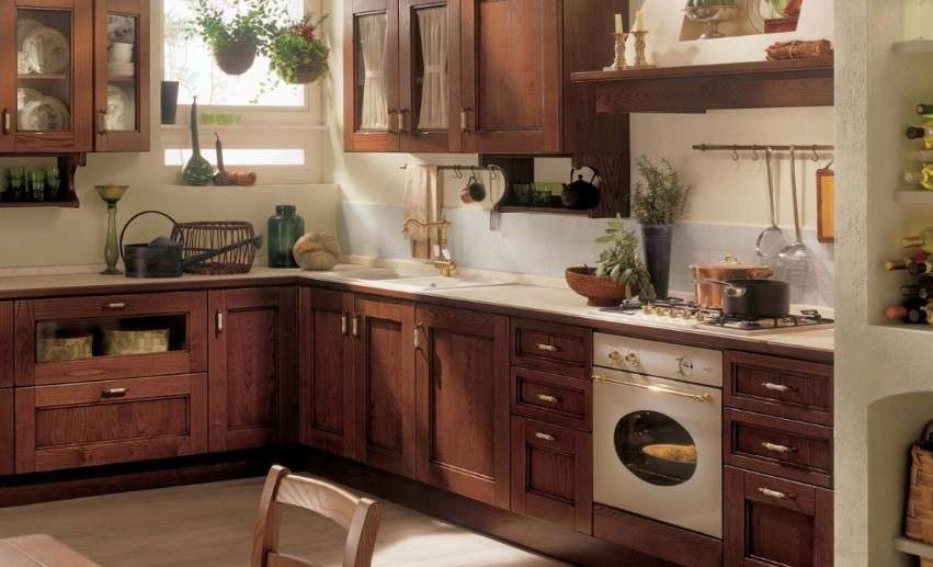 Cucina con cappa a vista