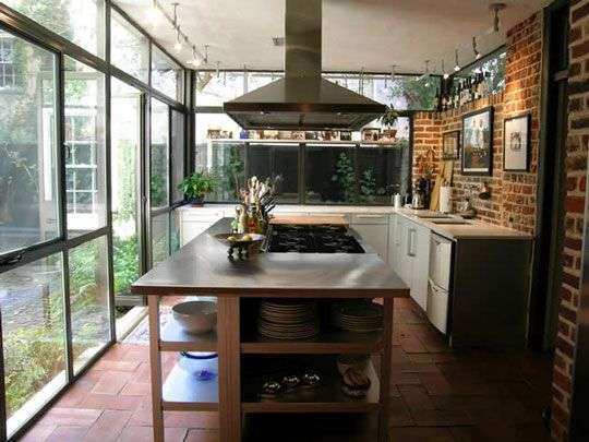 Cucina con isola in veranda