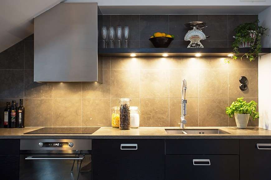 Cucina con mensola a giorno