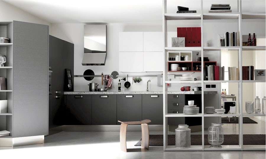 Cucina con mobili grigi e pareti bianche