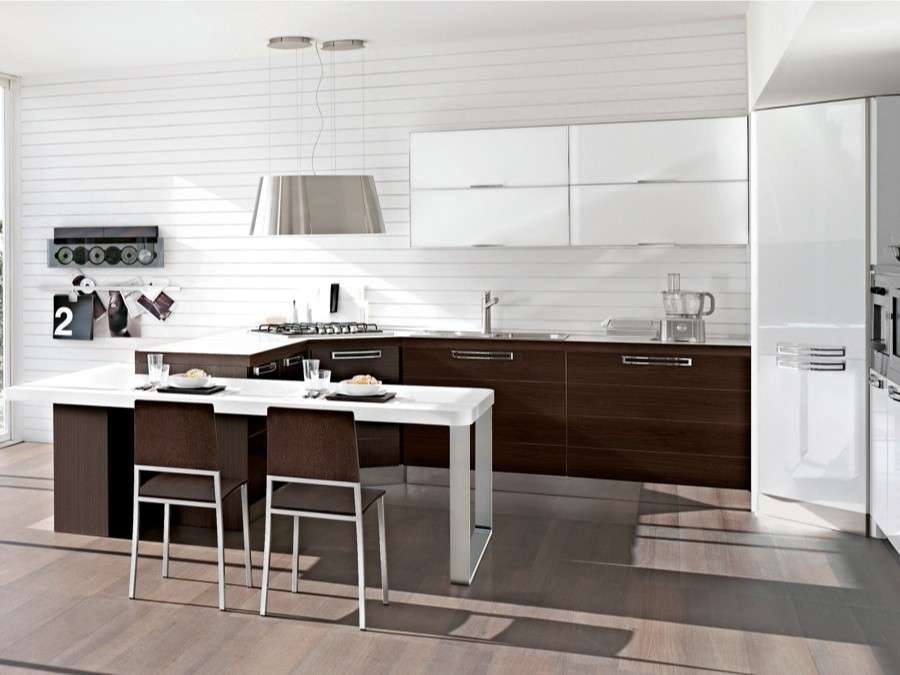 Cucina con parquet chiaro