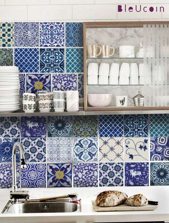 Cucina con piastrelle blu