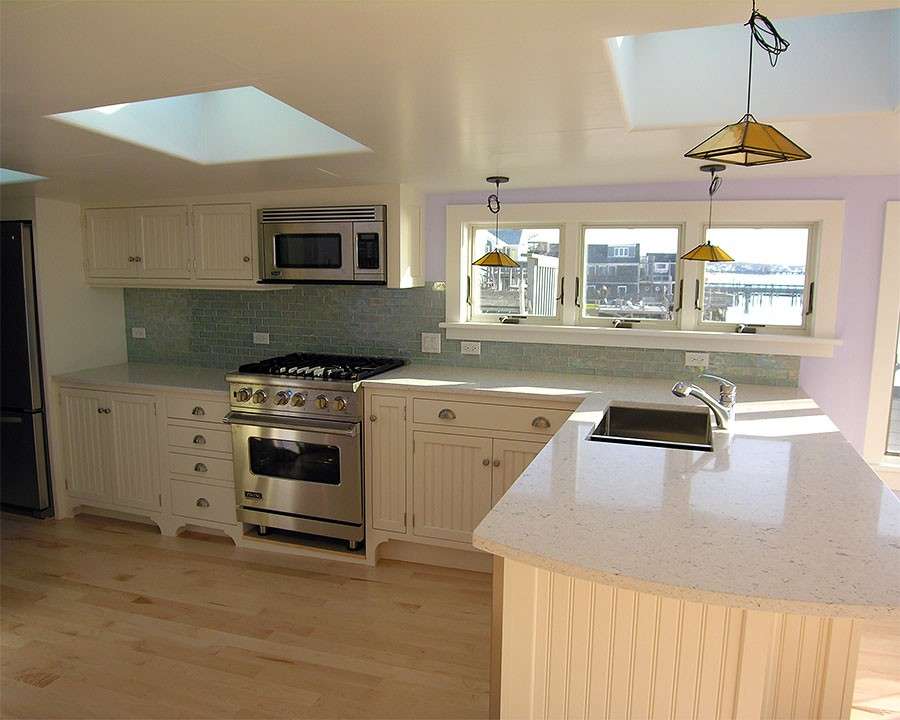 Cucina con soffitto basso bianco