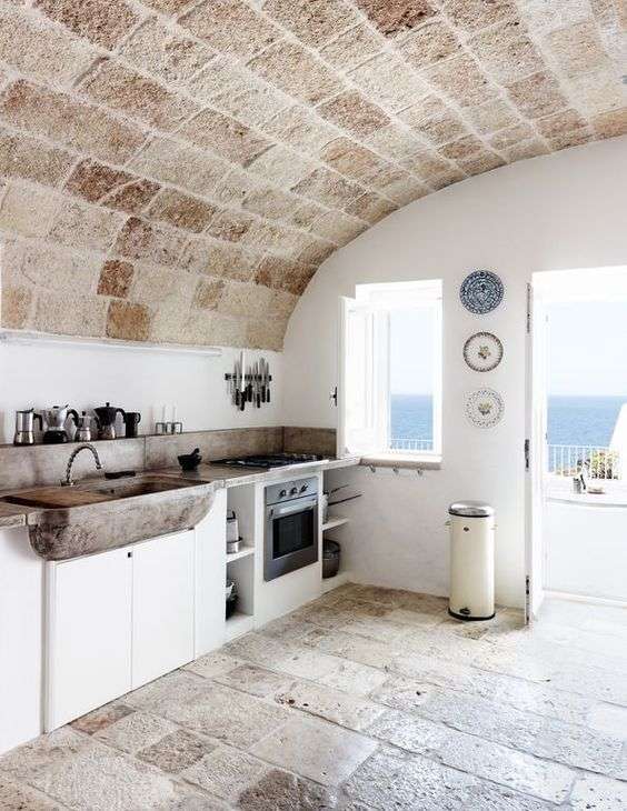 Cucina con soffitto in pietra