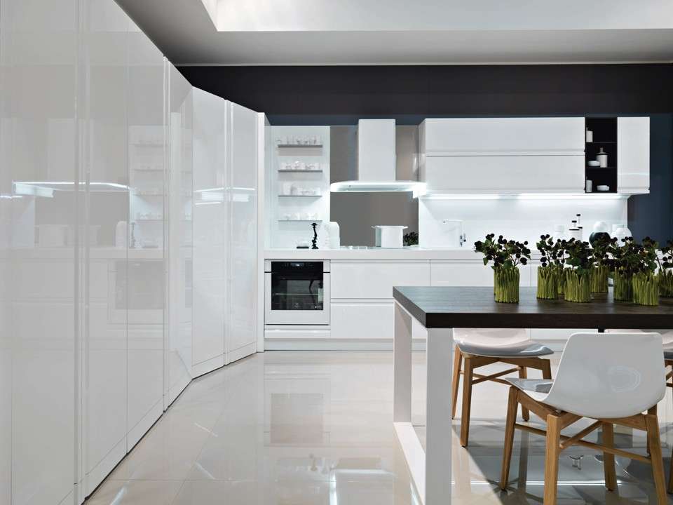 Cucina con tavolo al centro