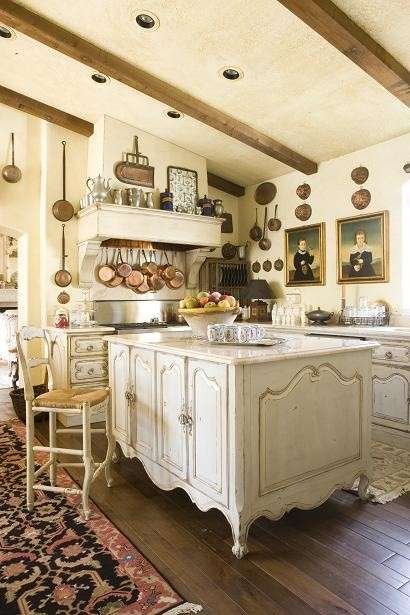 Cucina country, con quadri