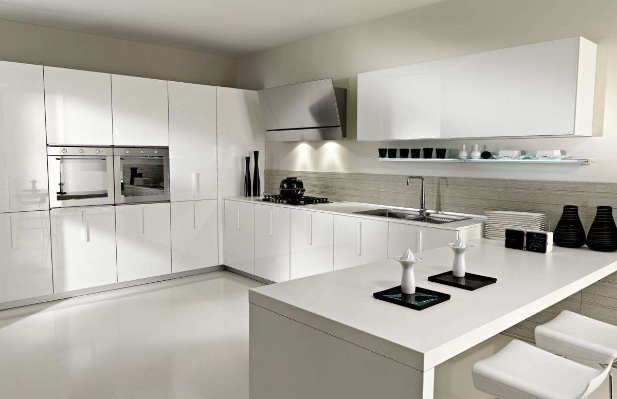Cucina di lusso moderna bianca e dettagli neri
