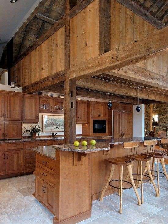Cucina in legno con zona bar
