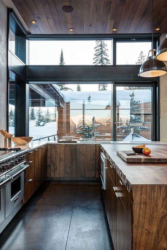 Cucina rustica con grandi vetrate