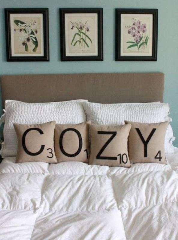 Cuscini con lettere sul letto