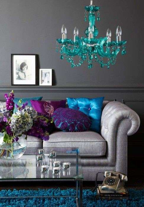 Cuscini dai colori sgargianti con divano grigio
