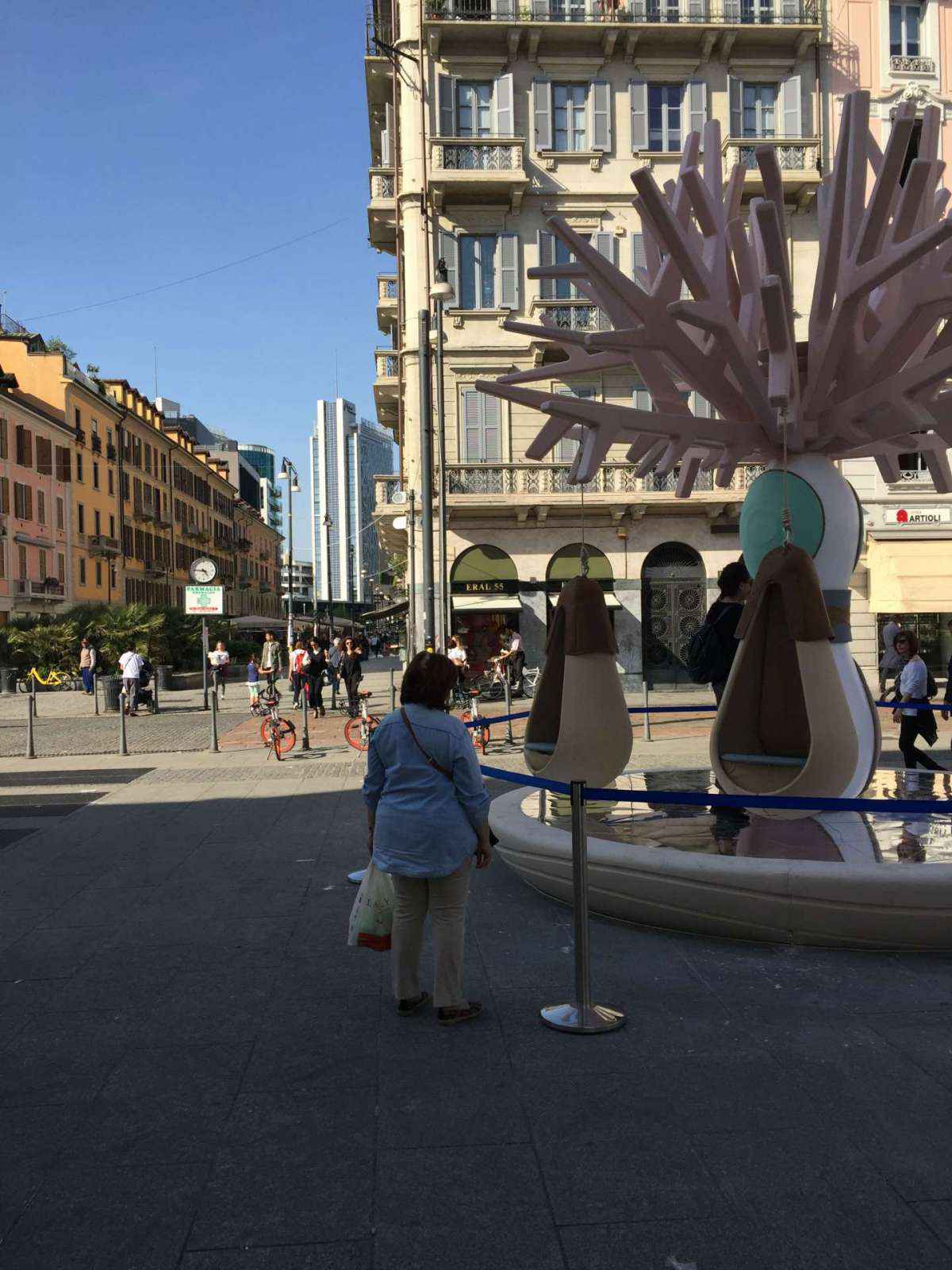 Dafne, installazione in piazza XXV aprile