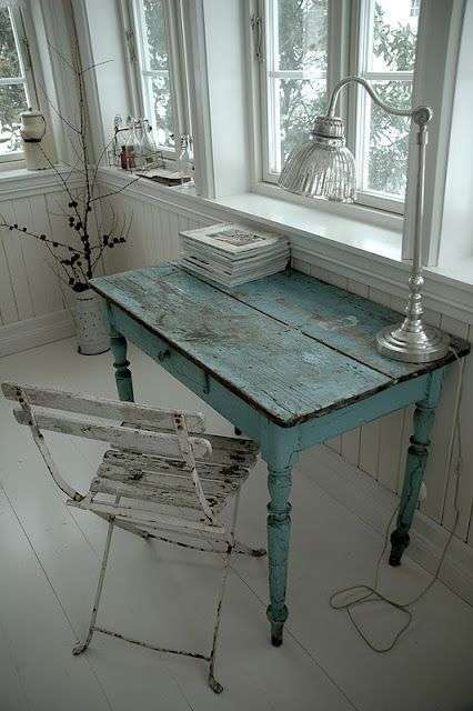 Decapare un tavolo in stile shabby chic