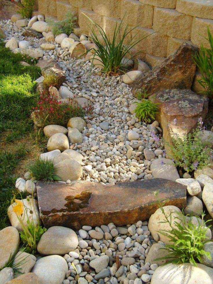 Decorare il giardino con le rocce