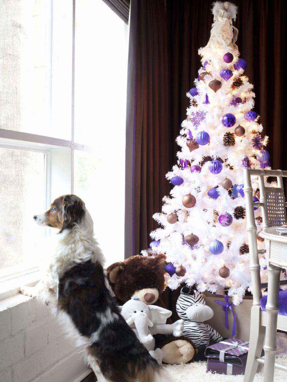Decorare l'albero di Natale bianco e viola