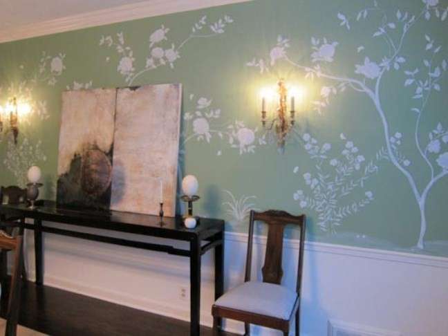 Decorazione parete con pittura, alberi e fiori