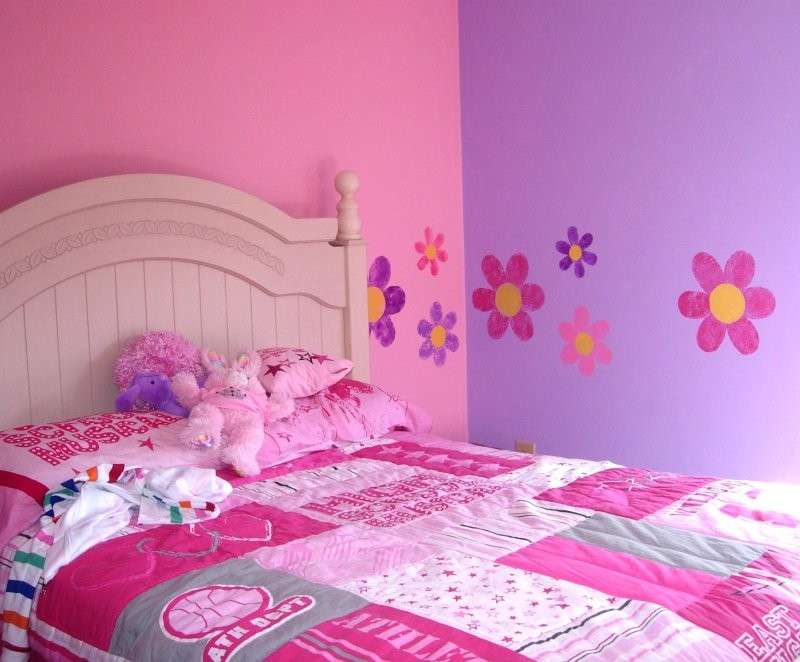 decorazione-parete-con-stencil-fiori-colorati