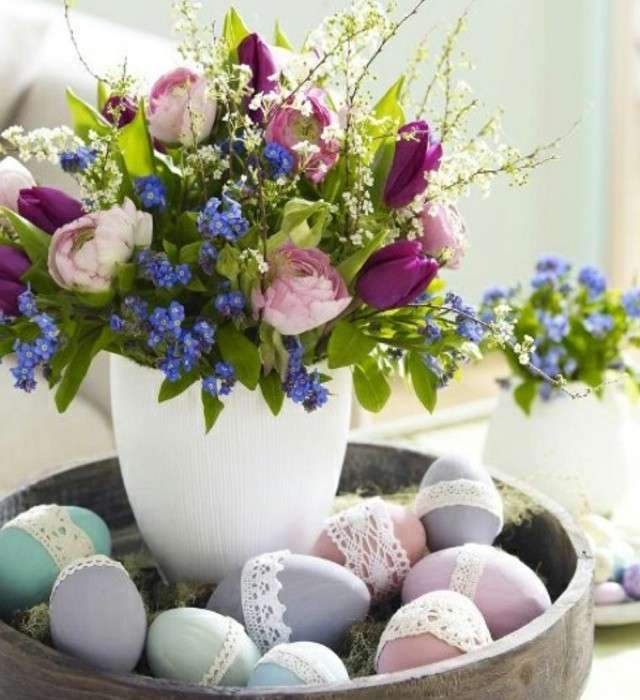 Decorazioni pasquali: bouquet di fiori e uova colorate