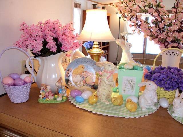 Decorazioni pasquali: conigli, fiori e uova dipinte