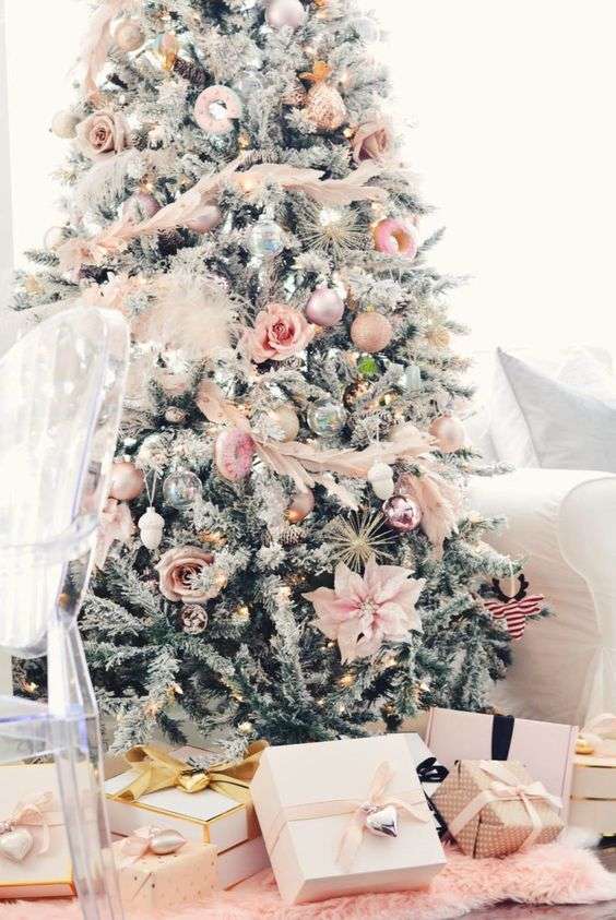 Decorazioni rosa per l'albero di Natale