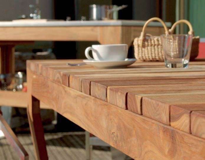 Dettagli di un tavolo da giardino in legno