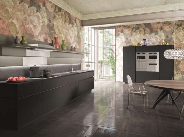 Disporre i mobili in una cucina grande
