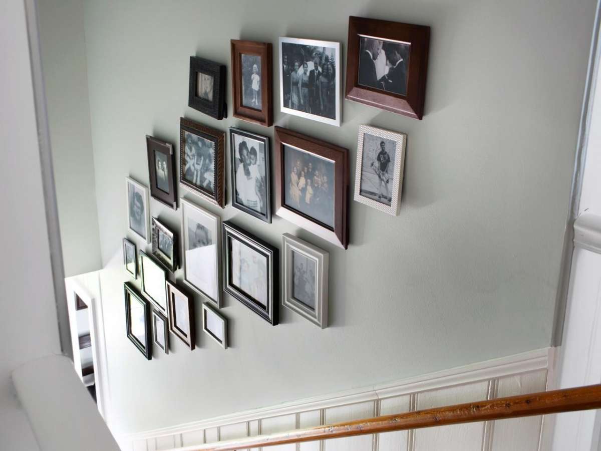Disporre quadri di famiglia sulle scale 
