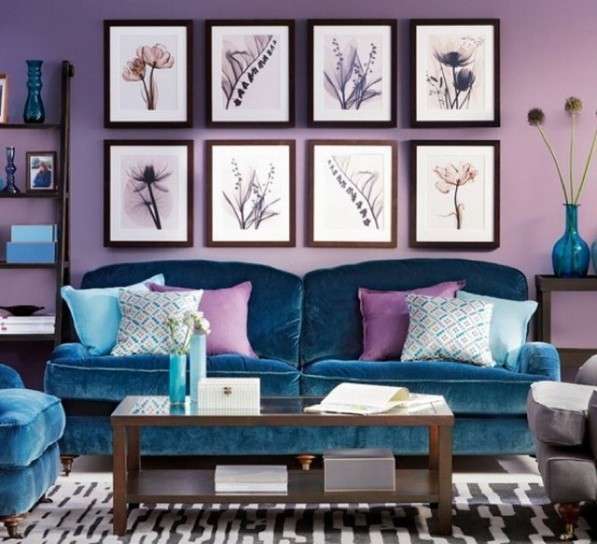 Divano blu e pareti viola