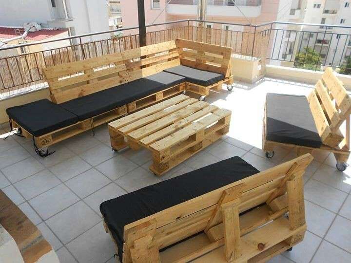 Divano per il giardino con i pallet